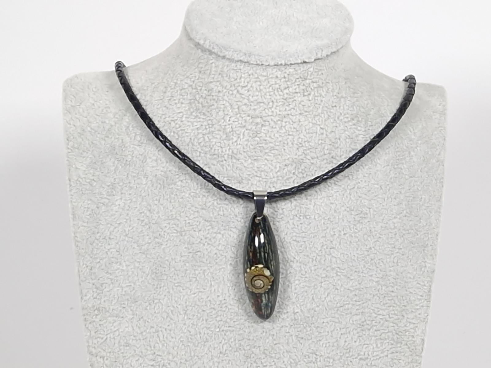 Leder- oder Kautschukkette mit Anhänger Schnecke
