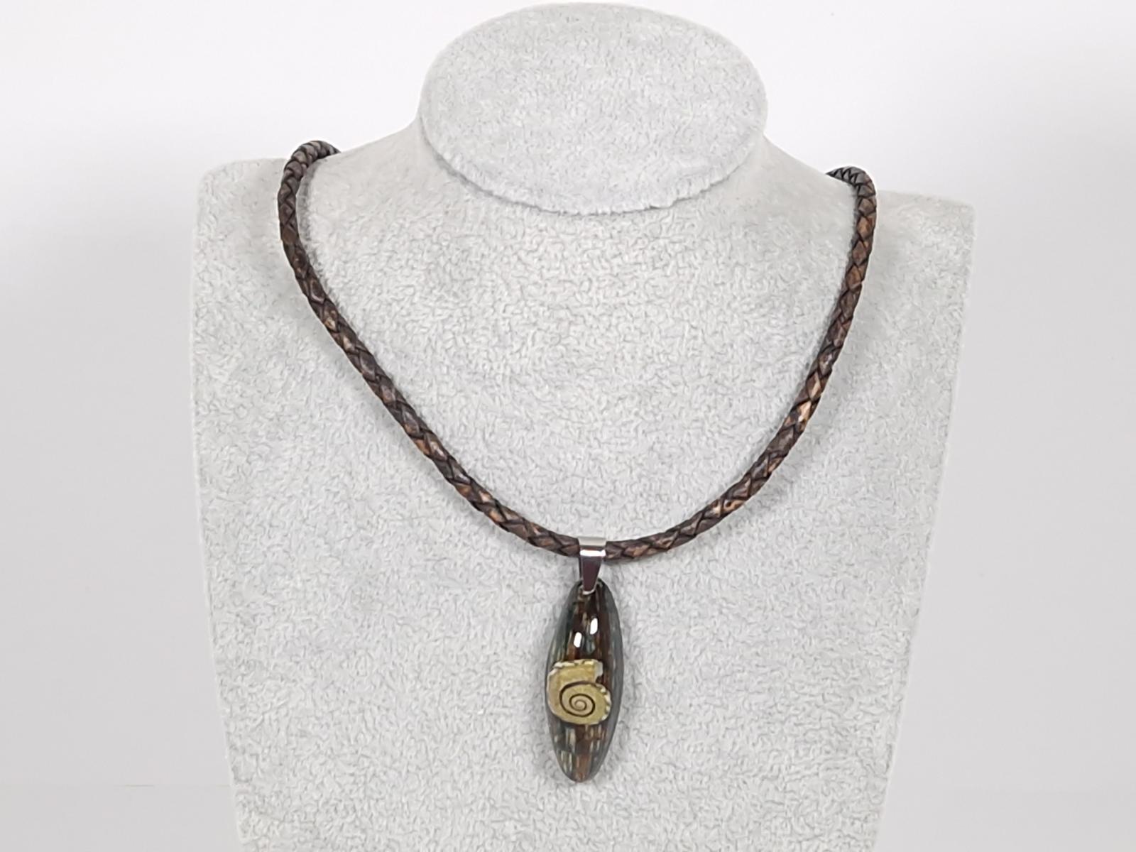 Leder- oder Kautschukkette mit Anhänger Schnecke
